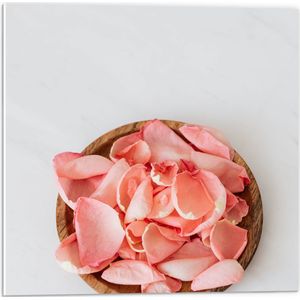 PVC Schuimplaat - Houten Schaaltje Vol Bloemblaadjes - 50x50 cm Foto op PVC Schuimplaat (Met Ophangsysteem)