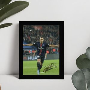 Zlatan Ibrahimovic Kunst - Gedrukte handtekening - 10 x 15 cm - In Klassiek Zwart Frame - Paris Saint Germain - AC Milan - Inter Milan - Ajax - Malmö - Voetbal - Ingelijste Foto