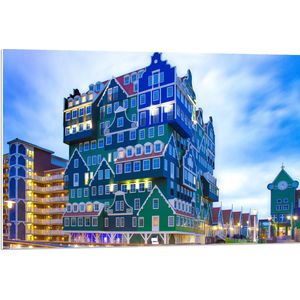 WallClassics - PVC Schuimplaat- Groen met Blauwe Huizen op elkaar - Zaandam - 90x60 cm Foto op PVC Schuimplaat