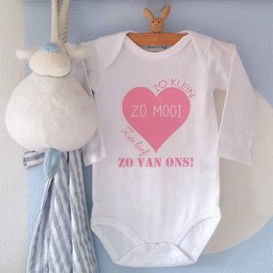 Baby Rompertje met tekst meisje Zo klein met hart lief mooi zo van ons | Lange mouw | roze | maat 50/56