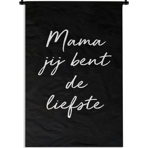 Wandkleed Moederdag - Moederdag cadeau 12 mei tekst - Mama jij bent de liefste - zwart met witte letters Wandkleed katoen 90x135 cm - Wandtapijt met foto