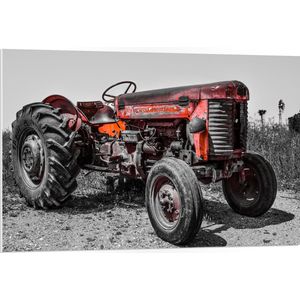 PVC Schuimplaat- Oude Verroeste Zwart-witte Tractor in het Weiland met Rode Details - 105x70 cm Foto op PVC Schuimplaat