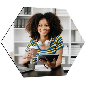 Dibond Hexagon - Meisje - Studeren - School - Drinken - Laptop - Ipad - Koptelefoon - Schrift - Pen - 70x60.9 cm Foto op Hexagon (Met Ophangsysteem)