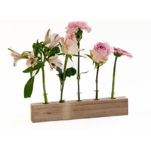 stijlvol cadeau houten standaard, glazen buisjes en bloemen in roze tinten bezorgd via brievenbus
