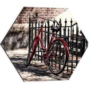 WallClassics - Dibond Hexagon - Rode fiets voor groen Hek - 50x43.5 cm Foto op Hexagon (Met Ophangsysteem)