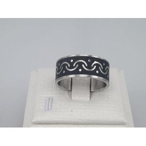 Edelstaal ring brede ring met mat zwart krullende motief coating en smalle zilver rand. in maat 22. Deze ring is zowel geschikt voor dame of heer.