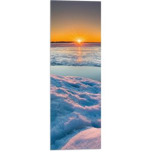 WallClassics - Vlag - Ondergaande Zon bij Meer in de Sneeuw - 20x60 cm Foto op Polyester Vlag