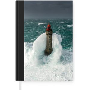 Notitieboek - Schrijfboek - De vuurtoren van la Jument in Frankrijk voor een grijze lucht - Notitieboekje klein - A5 formaat - Schrijfblok