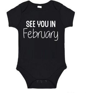 Soft Touch Rompertje (zwart) met witte Tekst - See you in February - Zwangerschapsaankondiging | Baby rompertje met leuke tekst | | kraamcadeau | 0 tot 3 maanden | GRATIS verzending