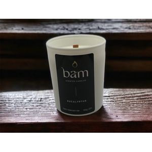 BAM kaarsen -Eucalyptus geurkaars met houten wiek in een wit potje - op basis van zonnebloemwas - cadeautip - geschenk - vegan
