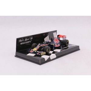 De 1:43 Diecast modelauto van de Scuderia Toro Rosso STR6 #18 van 2011.De bestuurder is Sebastien BuemiDe fabrikant van het schaalmodel is Minichamps.