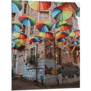Vlag - Plafond van Kleurrijke Paraplu's in Dorpssystraat - 75x100 cm Foto op Polyester Vlag