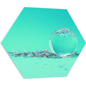 PVC Schuimplaat Hexagon - Doorzichtige Bal met Confetti tegen Blauwe Achtergrond - 80x69.6 cm Foto op Hexagon (Met Ophangsysteem)