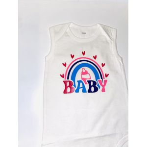 Lieve babyromper met schattige regenboog en de tekst baby