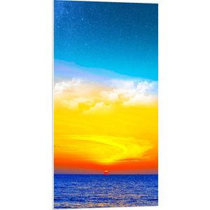 WallClassics - PVC Schuimplaat- Feloranje Lucht boven de Blauwe Zee - 50x100 cm Foto op PVC Schuimplaat