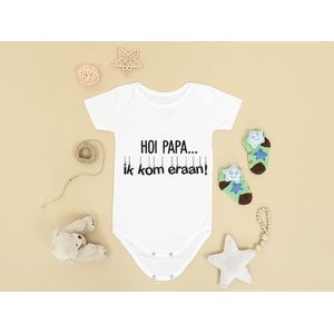 Hospitrix Baby Rompertje met Tekst ""Papa, ik kom eraan III"" | Korte Mouw | Cadeau voor Zwangerschap | Bekendmaking | Aankondiging | Vaderdag |