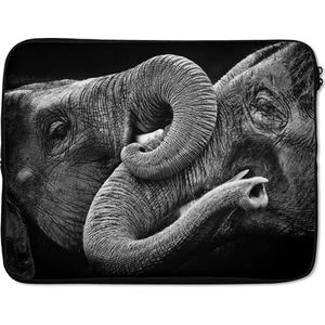 Laptophoes 17 inch - Omhelzing olifanten op zwarte achtergrond in zwart-wit - Laptop sleeve - Binnenmaat 42,5x30 cm - Zwarte achterkant