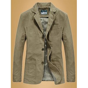 Casual herensuit met een enkele rij knopen, met een jas met revers en ventilatiegaten onder de armen.