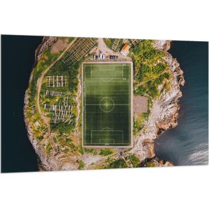Vlag - Bovenaanzicht van het Henningsvaer Voetbal Stadion in Noorwegen - 150x100 cm Foto op Polyester Vlag