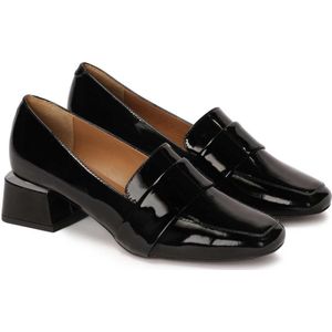 Black lacquered lords pumps with a wide heel