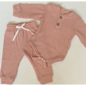 2-delig baby pakje met broek en romper oud roze 0-3 maanden - baby - kraamcadeau - babykleding - romper - geboorte