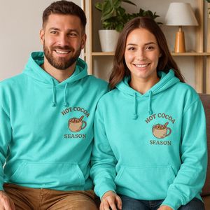 Hoodie “Hot Cocoa Season” – Turquoise Unisex Trui met Opdruk – Warme & Trendy Winter Hoodie – Maat S