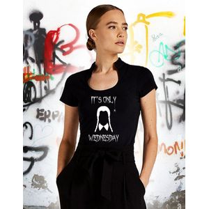 Rick & Rich - Zwart T-shirt Keyhole - It's only wednesday - The Addams Family - Gothic T-shirt - Wednesday T-shirt - Zwart Wednesday T-shirt - Zwart T-shirt maat XS/S - T-shirt met keyhole hals - Wednesday Addams