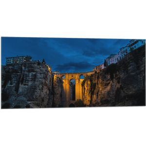 WallClassics - Vlag - Brug tussen Bergen in Spanje - 100x50 cm Foto op Polyester Vlag