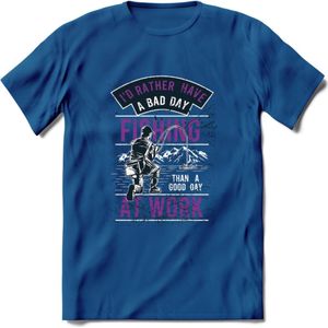 A bad Day Fishing - Vissen T-Shirt | Paars | Grappig Verjaardag Vis Hobby Cadeau Shirt | Dames - Heren - Unisex | Tshirt Hengelsport Kleding Kado - Donker Blauw - XL