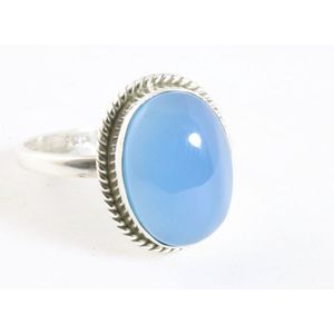 Bewerkte ovale zilveren ring met blauwe chalcedoon - maat 20.5