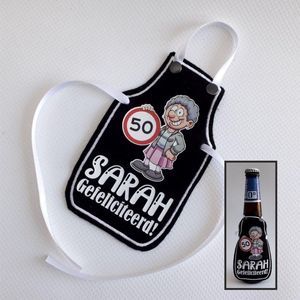 Zwart schortje voor bierfles met ""Sarah Gefeliciteerd!"" - biertje, cadeautje, pilsje, verjaardag, 50 jaar, proficiat
