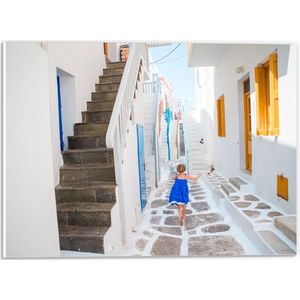 PVC Schuimplaat - Meisje in Blauwe Jurk door de Straten van Santorini, Griekenland - 40x30 cm Foto op PVC Schuimplaat (Met Ophangsysteem)