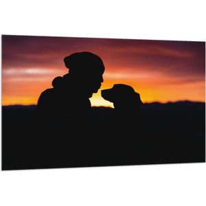 WallClassics - Vlag - Silhouet van Man met Muts met Zijn Hond - 150x100 cm Foto op Polyester Vlag