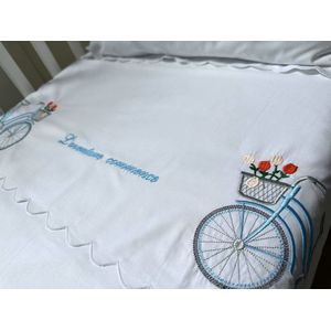 Gepersonaliseerd dekbedovertrek met een blauwe fiets en een geborduurde toewijding - Juniorbed - kinderbed/Personalized duvet cover with a blue bicycle and a dedication embroidered- Junior bed- children's bed 110 x 160 cm