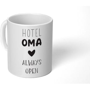 Mok - Koffiemok - Spreuken - Quotes Hotel Oma Always Open - Grootouders - Spreuken - Mokken - 350 ML - Beker - Koffiemokken - Theemok - Mok met tekst