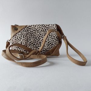 CROSSBODY tasje - panterprint - happinesstassen - leather look - polsbandje - schouderband - cognac kleur - ruim