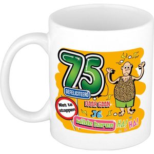 Bellatio Decorations cadeau mok 75 jaar - daar gaan je wilde haren - keramiek - 300 ml