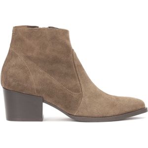 Wide-heeled boots made of suede
