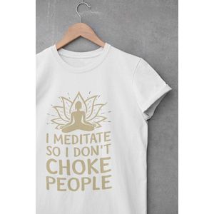 Shirt - I meditate so I don’t choke - Wurban Wear | Grappig shirt | Leuk cadeau | Unisex tshirt | Yoga | Yoga nidra | Yoga kleding | Yoga shirt | Yogamat | Wit
