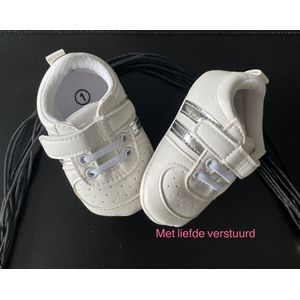 Babyschoen / Sneaker Wit met twee strepen Zilver 0 - 6 maanden