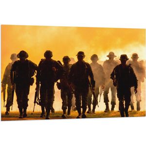 Vlag - Silhouet van Groep Soldaten met Wapens weglopend bij Vuur - 120x80 cm Foto op Polyester Vlag