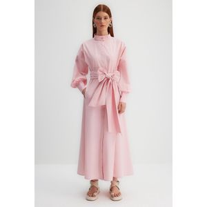Trendyol Standaard mouw Staande kraag Basis X Kevser Sarıoğlu roze jurk van geweven popeline van 100% katoen met wijde riem TCLSS23DB0009