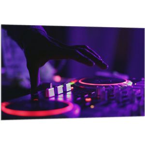 Vlag - Hand van DJ op DJ set met Neon Lichten - 105x70 cm Foto op Polyester Vlag