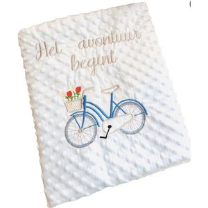Blauwe babydeken met een fiets en een geborduurde toewijding in het Nederlands/Blue baby blanket with a bicycle and a dedication in Dutch embroidered 95 x 120 cm