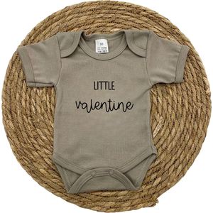 Romper | Little valentine - baby - newborn - grappig - tekst - zwanger - zwangerschap - valentijn - Valentijnsdag - 14 februari - zwangerschapsaankondiging | sand | maat 56