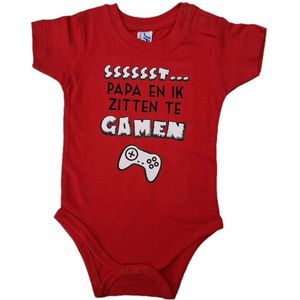 Rode romper met ""Sssssst... Papa en ik zitten te gamen"" - 6 maanden - vaderdag, cadeautje, kraamcadeau, grappig, geschenk, baby, tekst, bodieke