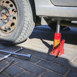 5 Ton Rode Hydraulische Krik voor Auto en Vrachtwagen - Compact en Praktisch