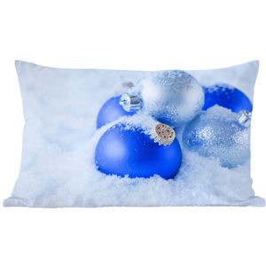 Sierkussen Kerst voor binnen - Een set blauwe en zilveren kerstballen bevinden zich in de sneeuw - 60x40 cm - rechthoekig binnenkussen van katoen
