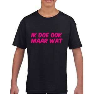 Kinder T-Shirt - Zwart - Maat 110/116 - T-Shirt leeftijd 5 tot 6 jaar - Grappige teksten - Roze tekst - Cadeau - Shirt cadeau - Ik doe ook maar wat -Shirt met leuke tekst - verjaardag -