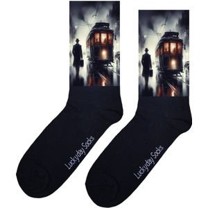 Tram - Opkikker - Grappige sokken - Valentijns cadeau - Verjaardag cadeau - Sinterklaas cadeau - Kunst - Leuke sokken - Vrolijke sokken - Trein - Spoorbaan - Heer - Kerst Sokken - Vaderdag - Moederdag - Kerstcadeau - Socks die Happy maken - 37-44